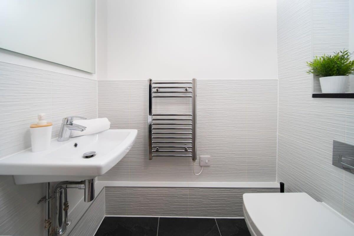 Deluxe Apartment Near Cabot Circus W Parking Sleeps 5 布里斯托 外观 照片