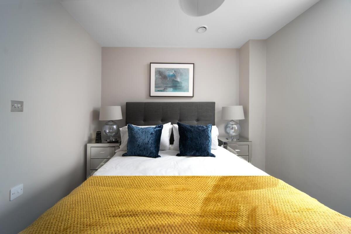 Deluxe Apartment Near Cabot Circus W Parking Sleeps 5 布里斯托 外观 照片