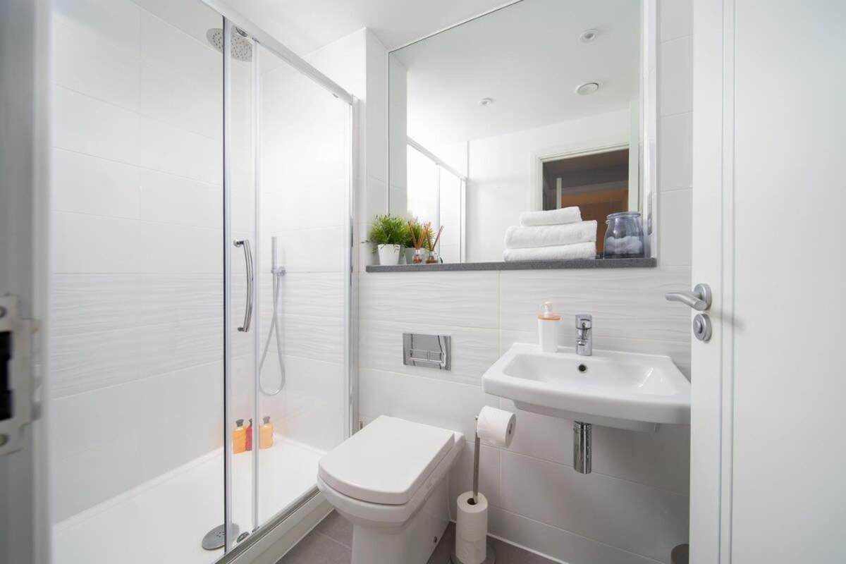 Deluxe Apartment Near Cabot Circus W Parking Sleeps 5 布里斯托 外观 照片