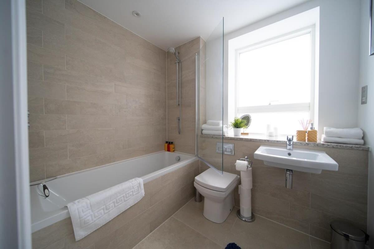 Deluxe Apartment Near Cabot Circus W Parking Sleeps 5 布里斯托 外观 照片