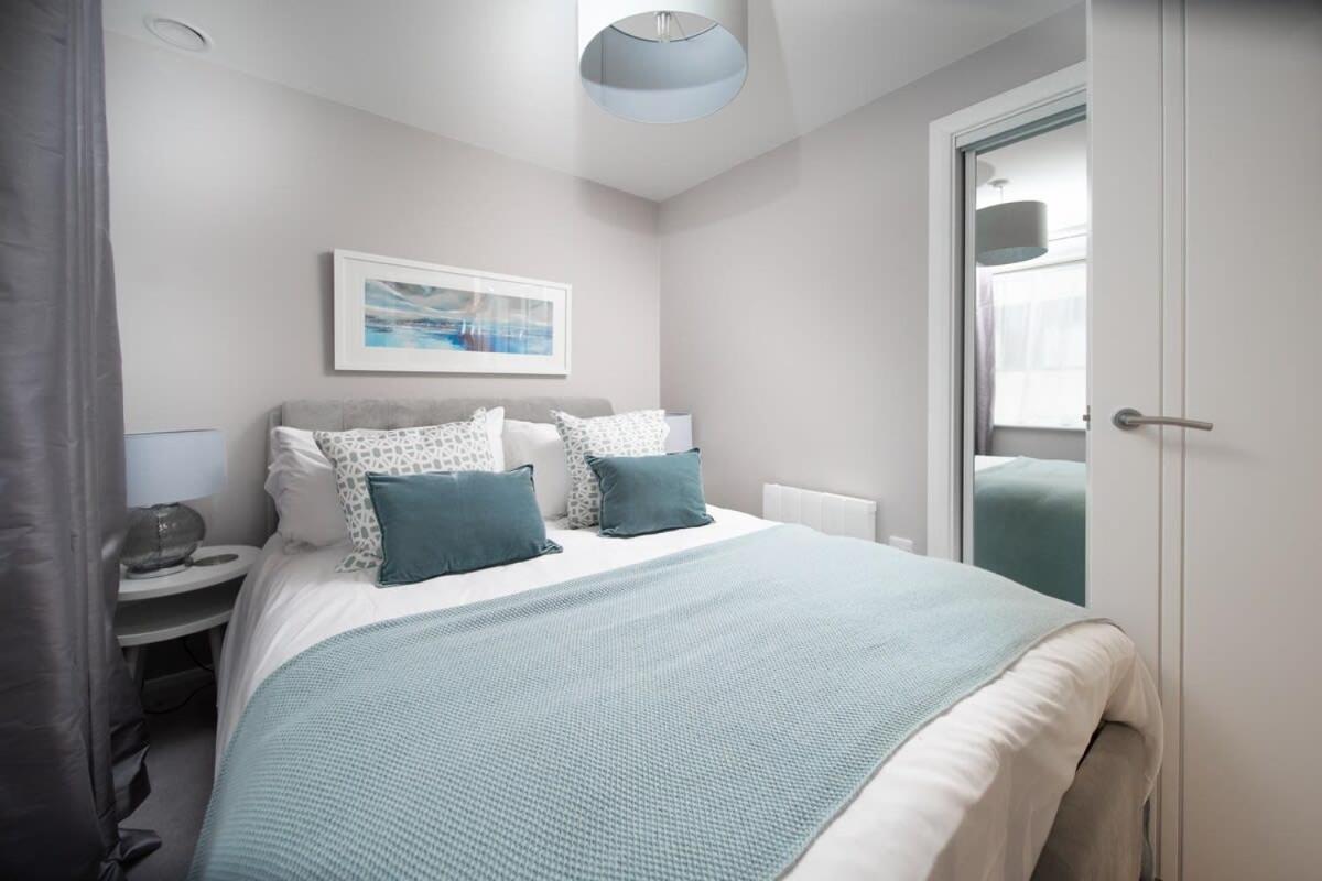Deluxe Apartment Near Cabot Circus W Parking Sleeps 5 布里斯托 外观 照片